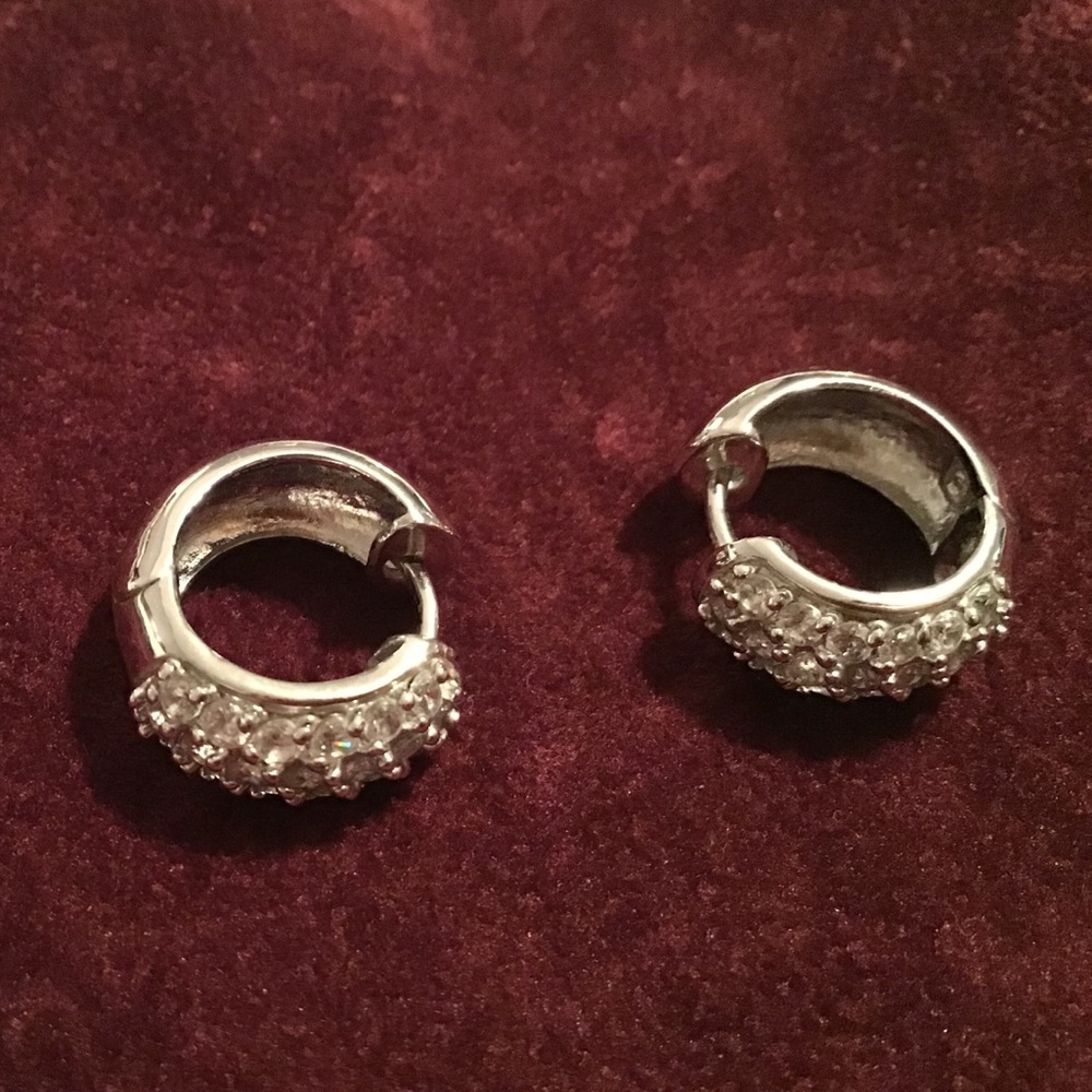 Sparkly 💫 Rhodium plated SS CZ earrings!